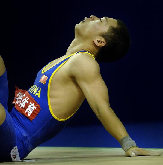 图文举重世锦赛男子56公斤级吴美锦失败倒地