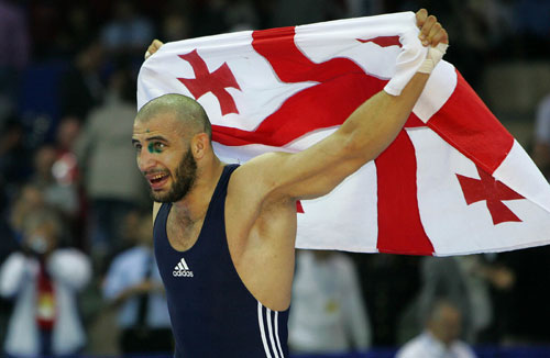 图文-摔跤世锦赛男子古典式96公斤级 赛场国旗飞扬