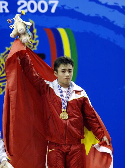 图文-举重世锦赛杨帆62公斤级夺三金 在颁奖仪式上