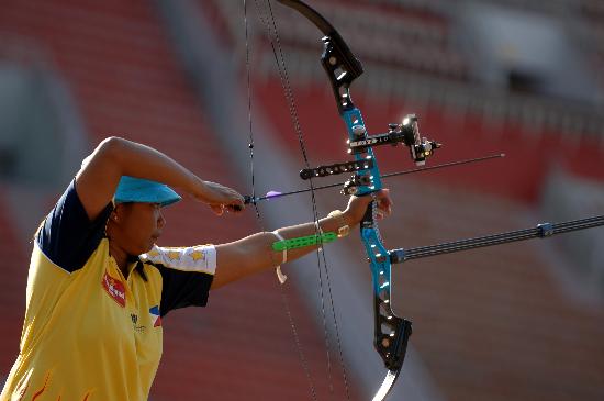 图文射箭亚锦赛女子复合弓团体赛准备开弓射箭