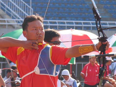 图文-射箭亚锦赛男子反曲弓团体赛 薛海峰弯弓搭箭