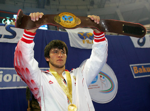 图文-摔跤世锦赛俄巴蒂罗夫夺冠 展示冠军腰带