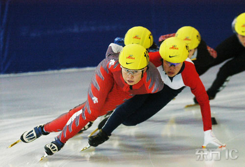 图文-全国短道速滑联赛首站赛况 转弯处领先明显