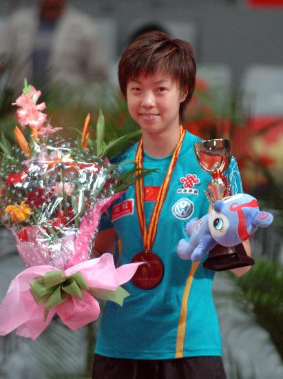 图文-乒球亚锦赛张怡宁女单夺冠 张怡宁笑捧奖杯