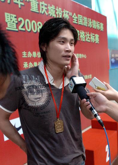 图文-全国游泳锦标赛欧阳鲲鹏100米称王 接受采访