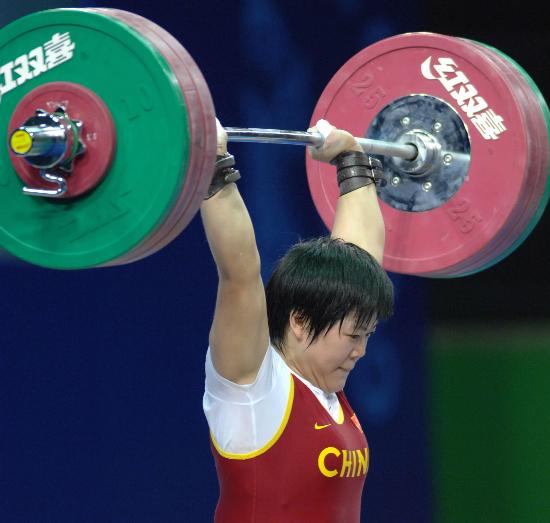 (体育)(8)举重――刘春红抓举夺金9月24日,中国选手刘春红在泰国清迈