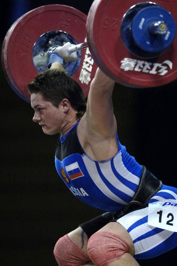 图文-俄罗斯选手打破女子抓举世界纪录 女大力士