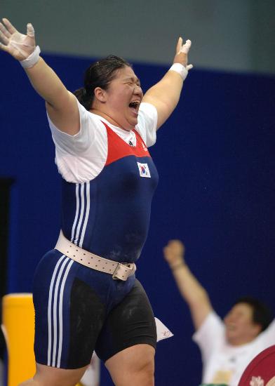 图文-举重世锦赛 75公斤级张美兰夺两金 欢呼胜利