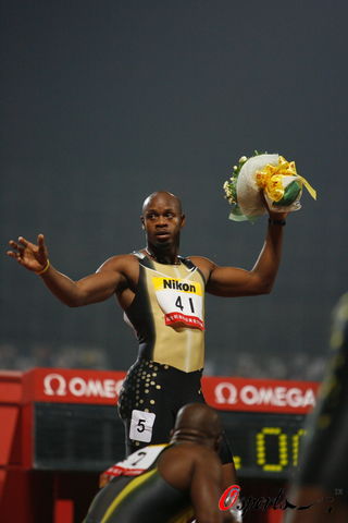 图文上海黄金田径大奖赛男子200米鲍威尔轻松夺冠