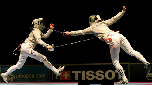 图文-击剑世锦赛女佩谭雪摘银 谭雪飞身刺中得分