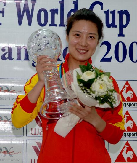 10月7日,中国选手杜丽在领奖台上手举奖杯留影.