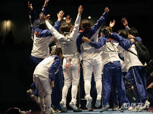 图文2007击剑世锦赛7日赛况日本女花剑队庆祝