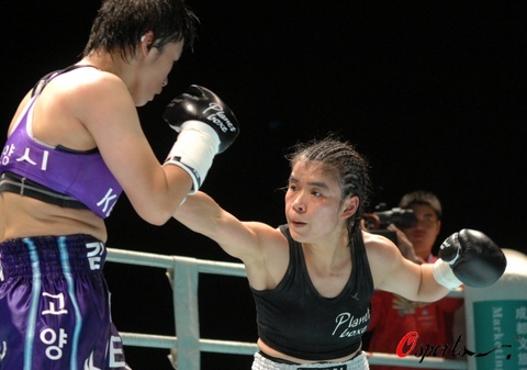 图文-张喜燕获wba女拳王金腰带 张喜燕重拳出击