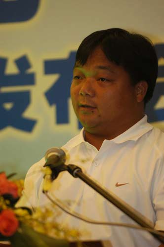 图文-关注南极暨环保志愿者公布 举重世界冠军何灼强