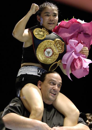 图文-张喜燕获wba女拳王金腰带 教练大喜过望