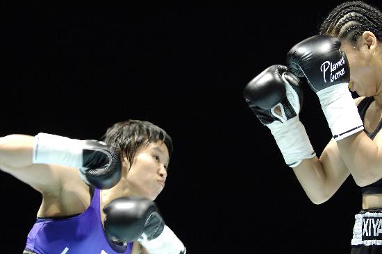 图文-张喜燕获wba女拳王金腰带 金哈娜不甘失利