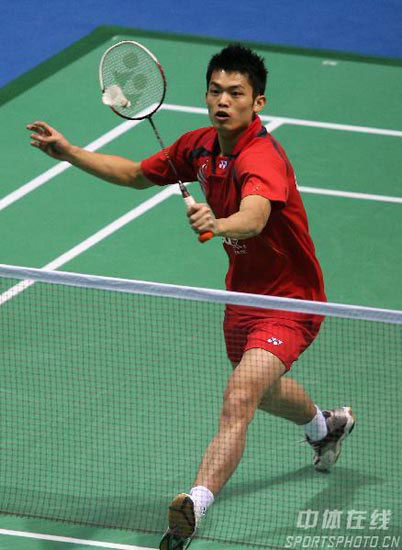 图文羽毛球邀请赛林丹晋级八强林丹挥拍网前