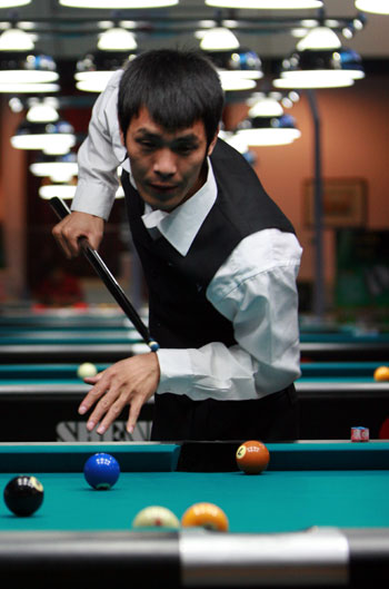 图文-"绅迪"杯九球排名赛 张树春观察形势