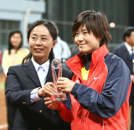 图文国际女垒挑战赛中国夺冠周怡获最佳击球手