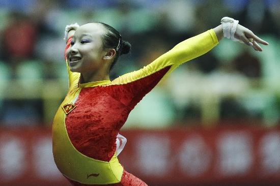 图文-全国冠军赛肖莎获高低杠冠军 小美女完美谢幕