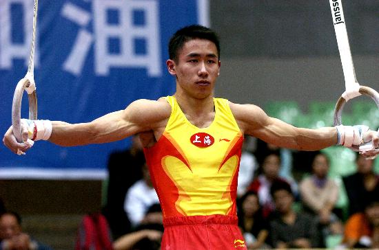 图文-2007全国体操冠军赛 严明勇成展示正十字