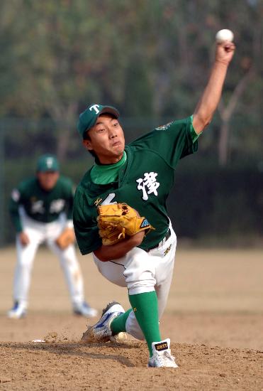 图文-棒球全国锦标赛天津队夺冠 天津队球员在投球