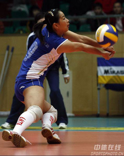 图文女排联赛天津30四川天津自由人王茜救球