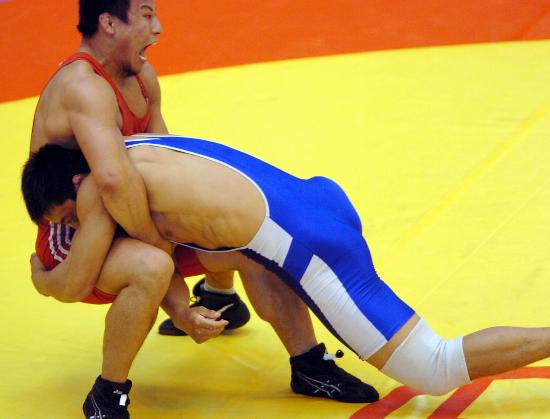图文-摔跤男子古典式84公斤级赛况 来势汹汹