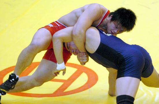 图文-六城会摔跤男子古典式84公斤级 刘迎伟巧用力