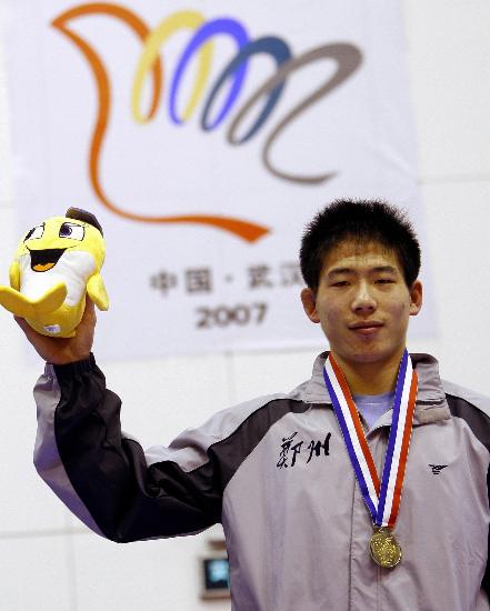 图文六城会男子自由式摔跤王强获得66公斤级冠军