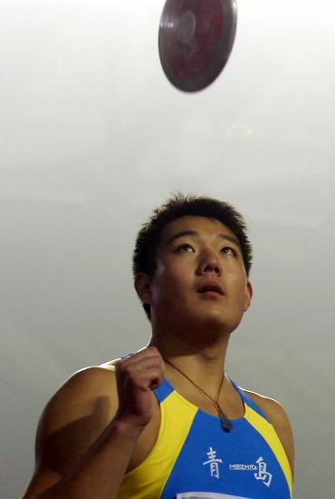 图文-六城会男子铁饼决赛 青岛选手辛佳获得金牌