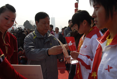 图文-西安城墙马拉松赛赛况 半程马拉松颁奖仪式