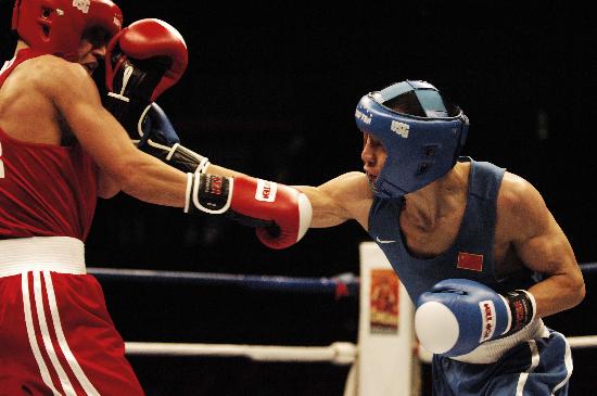 图文-拳击世锦赛李洋无缘决赛 直拳进攻被对手拦截