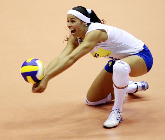 图文-女排世界杯巴西轻取秘鲁 巴西球员葆拉接球