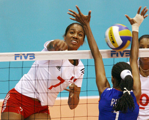图文-[女排世界杯]巴西3-0秘鲁 鲁伊兹防守留空档