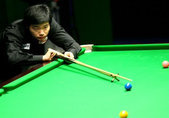 图文-北爱杯丁俊晖负马奎尔无缘8强 架杆击球