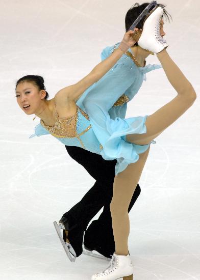 图文中国杯庞清佟健双人滑夺冠庞清提冰刀造型