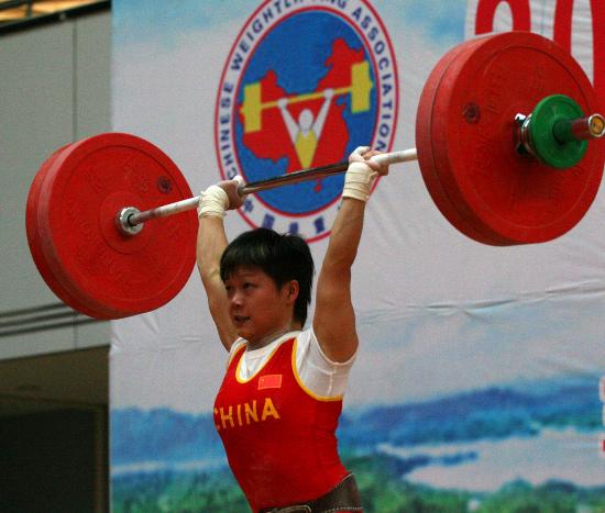 在江西省新余市举行的2007年全国女子举重冠军赛上,来自湖南的杨炼