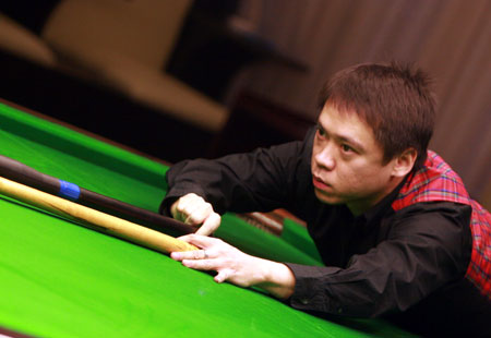 图文绅迪杯斯诺克赛小晖教练夺冠蔡剑忠架杆击球