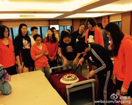沈静思切生日蛋糕 (图片来源：郎平微博)