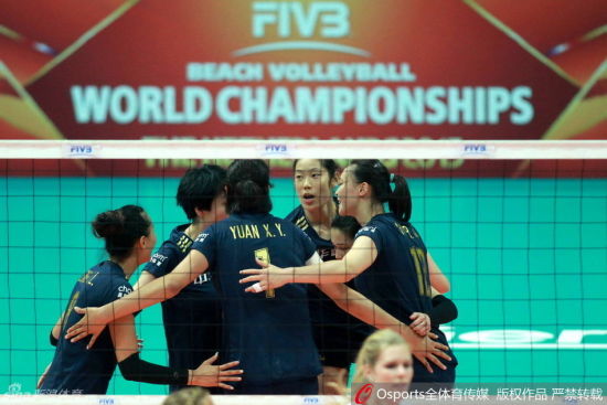 朱婷和队友庆祝得分