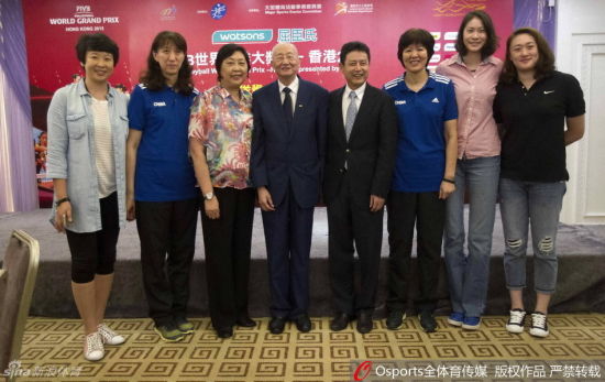 左起：冯坤、赖亚文、陈亚琼、魏纪中、陈忠和、郎平、赵蕊蕊、刘亚男