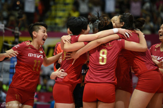 中国队队员相拥庆祝