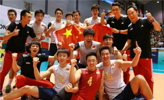 中国国青男排庆祝