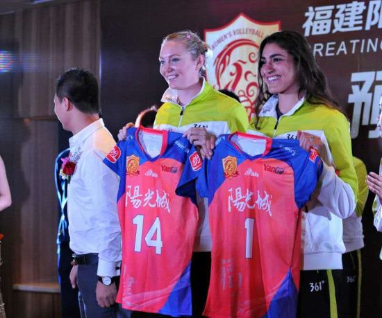 图文-福建阳光城女排新赛季起航 外援展示球衣