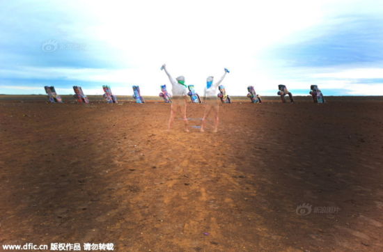 图为美国德克萨斯州，模特Katie和Dez身上的彩绘与海滩美景融为一体。