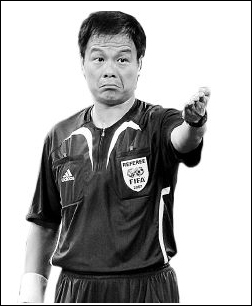 8月5日,主裁判黄俊杰在比赛中执法.