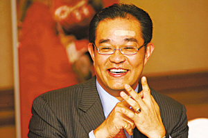 陈永正亮相 创可贴抢镜