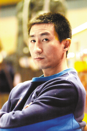 82米 司职后卫焦健 8号 身高2.00米 司职前锋陈磊12号 身高1.