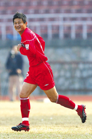 胡云峰用点球完美告别绿茵场 球迷见其背影显苍凉